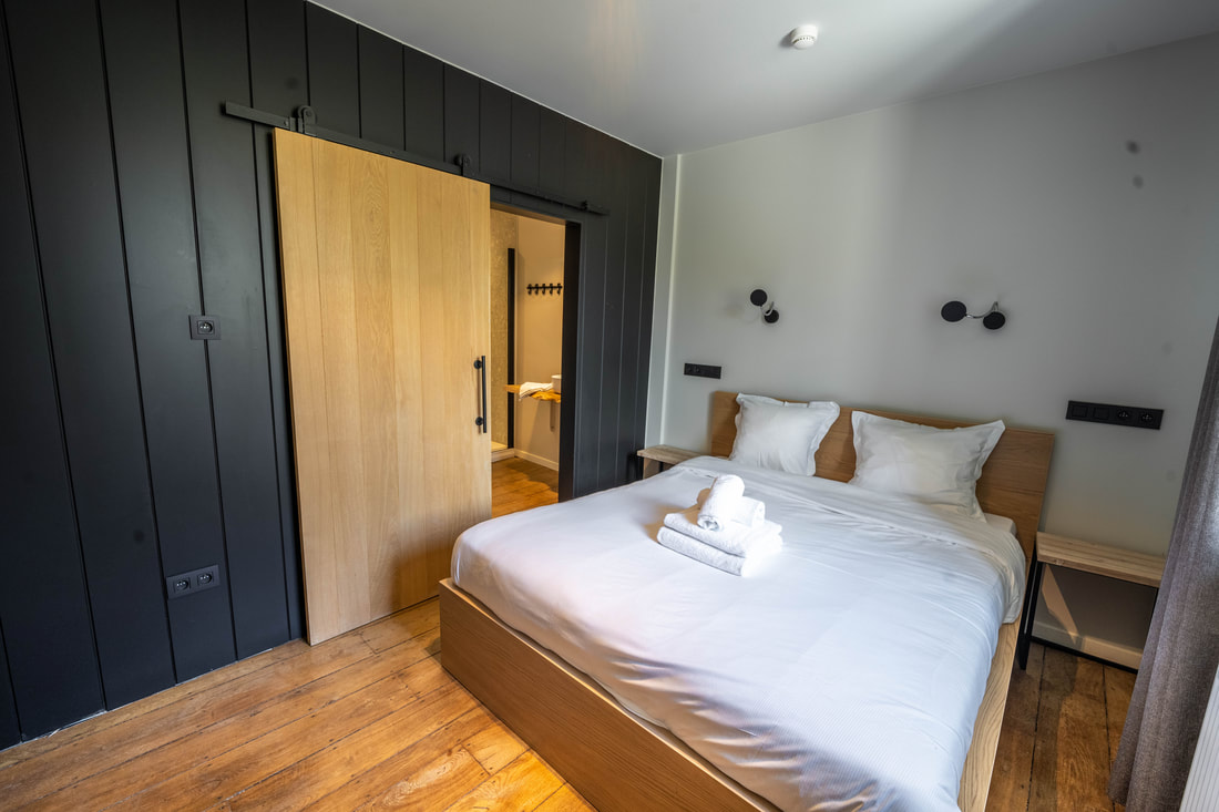Een comfortabele gastenkamer met eigen badkamer bij La Tannerie