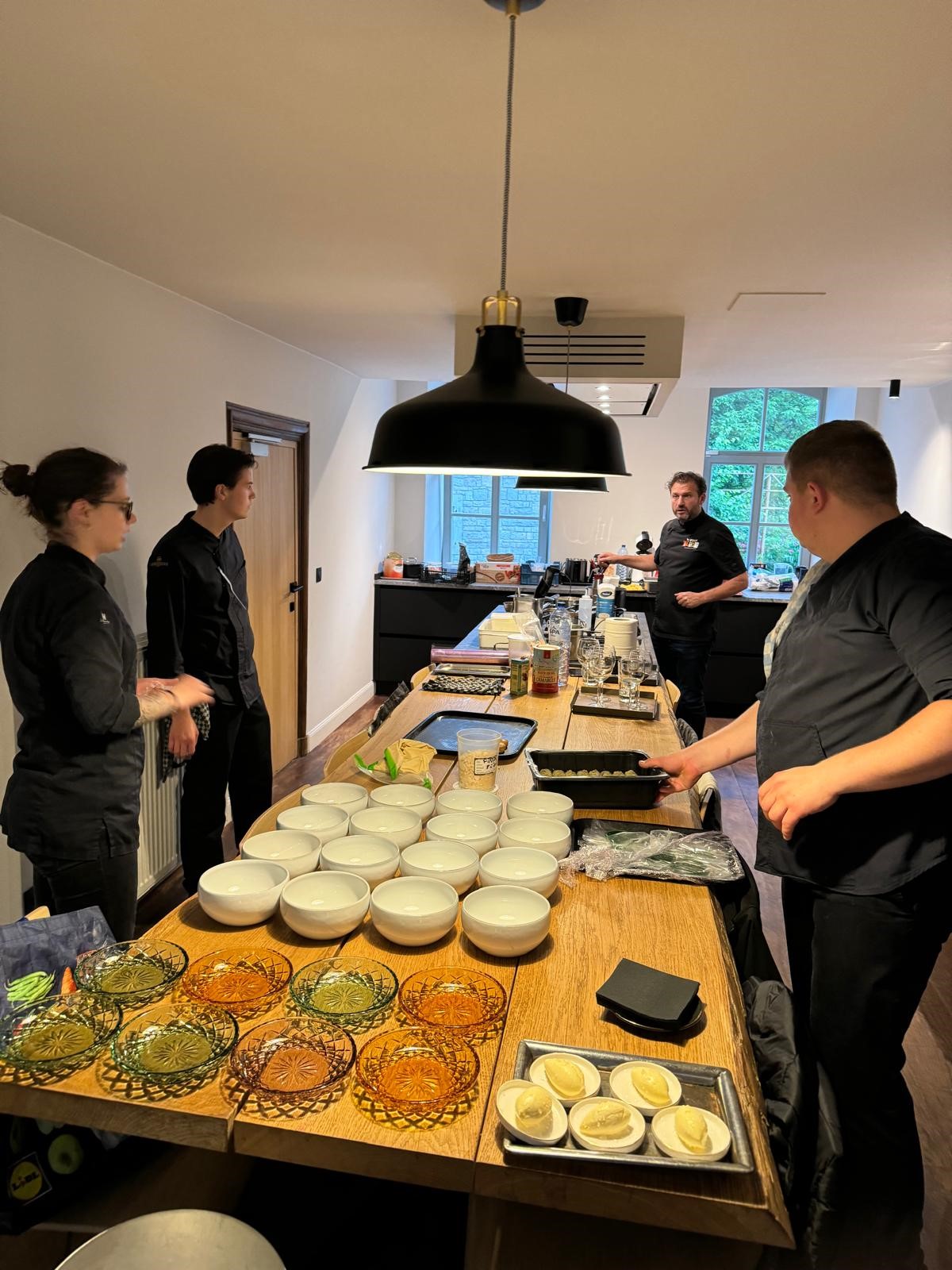 Een chef bereidt gerechten in de keuken van La Tannerie