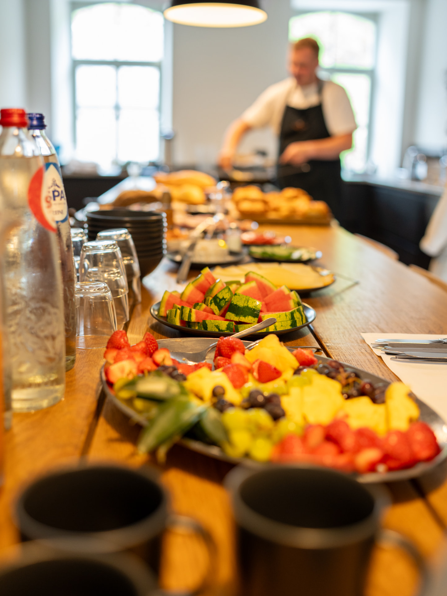 Vers fruit en ontbijt op een lange houten tafel