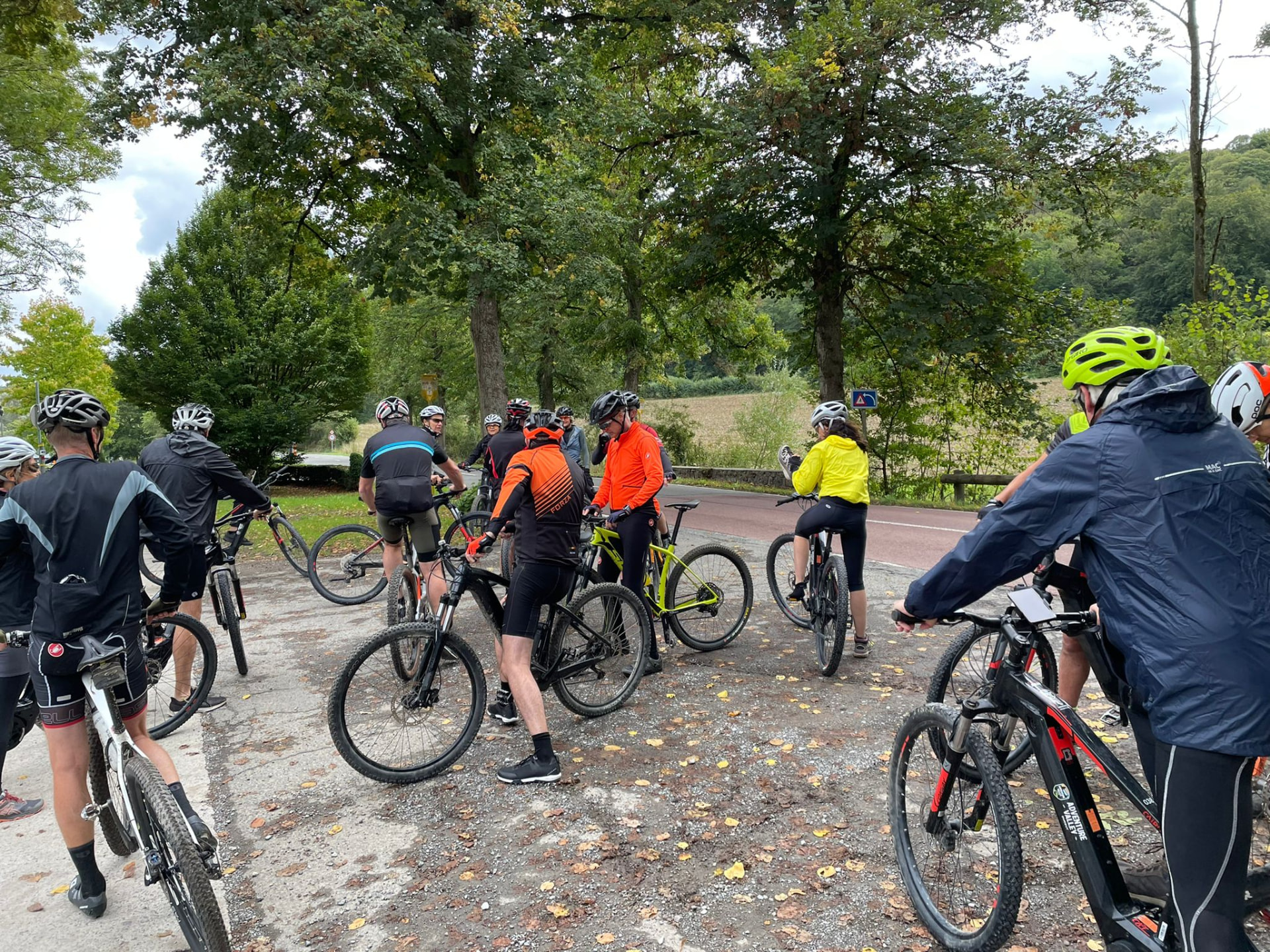 Een groep mountainbikers vertrekt voor een tocht