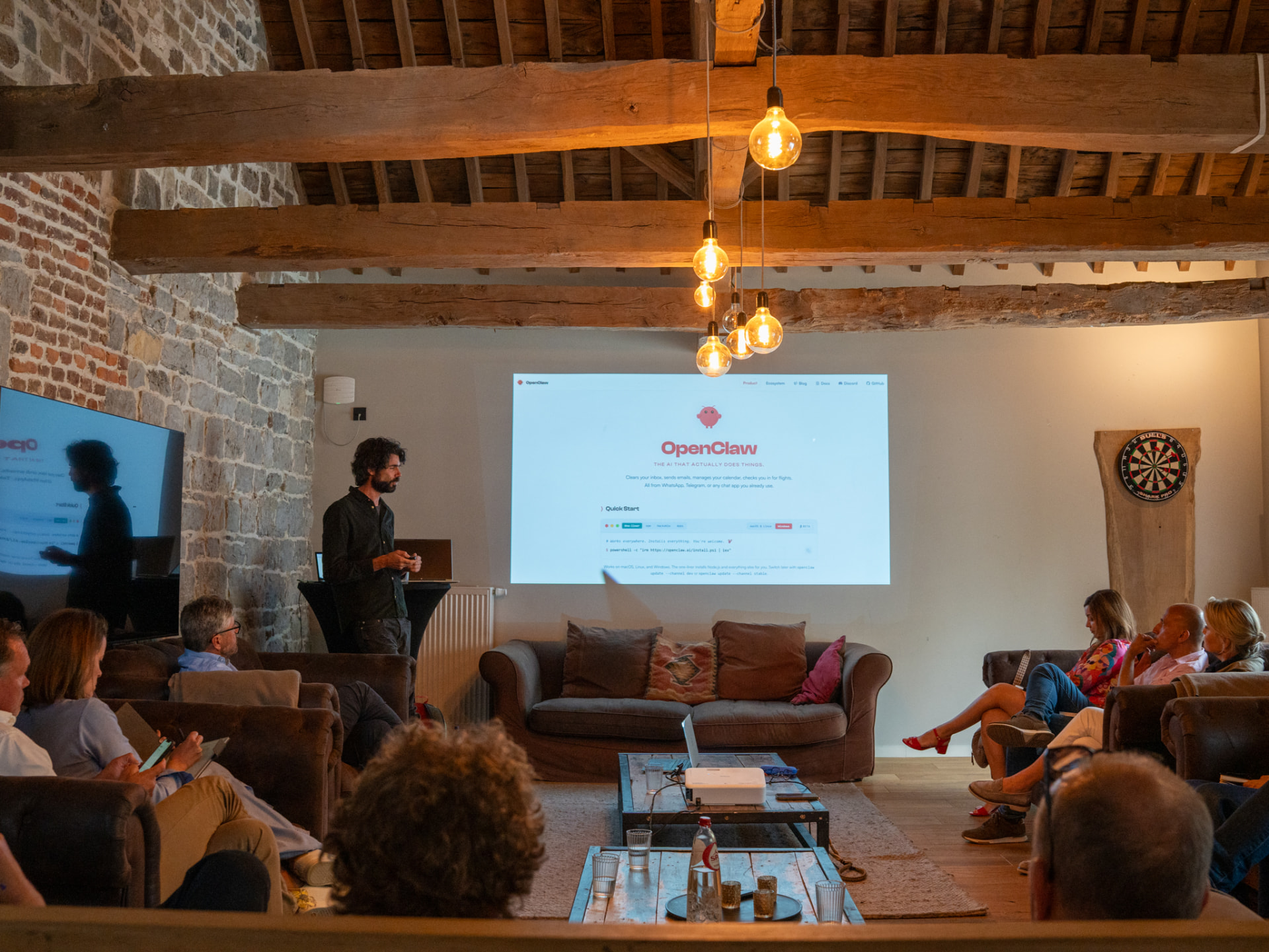 Een AI-sessie in de leefruimte onder de houten balken