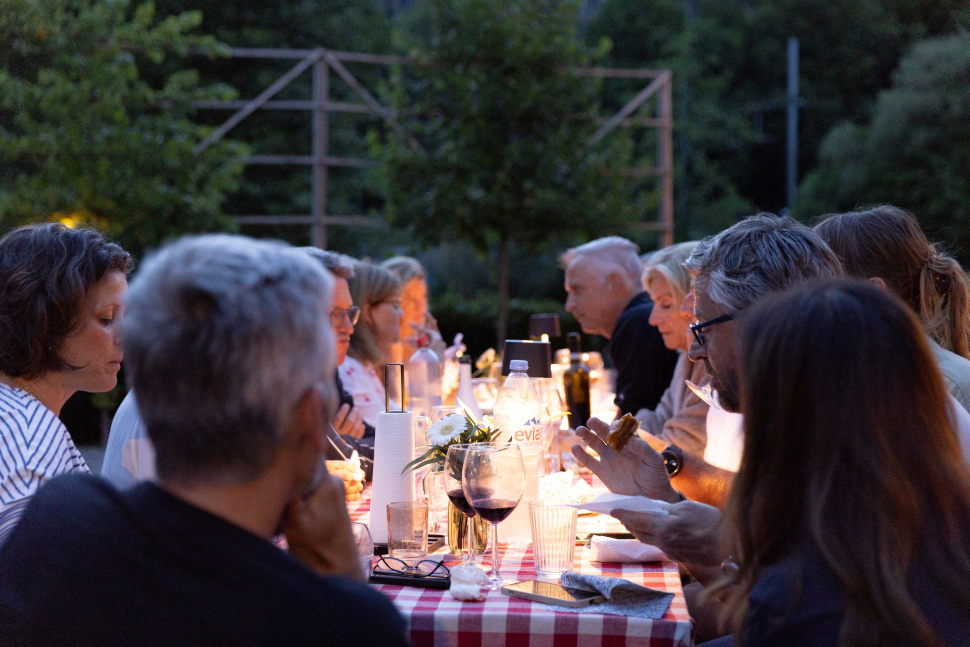 Een team aan tafel tijdens een diner bij kaarslicht