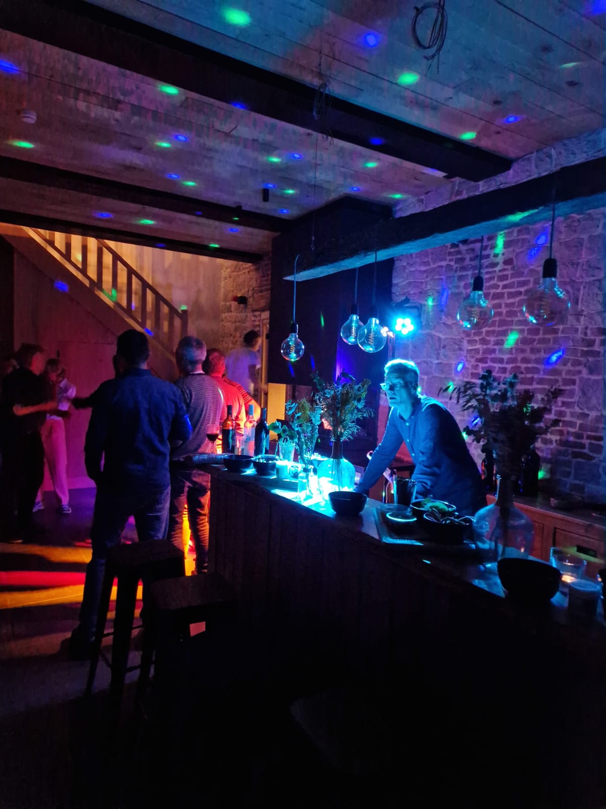 De bar in avondsfeer met gekleurde lichten